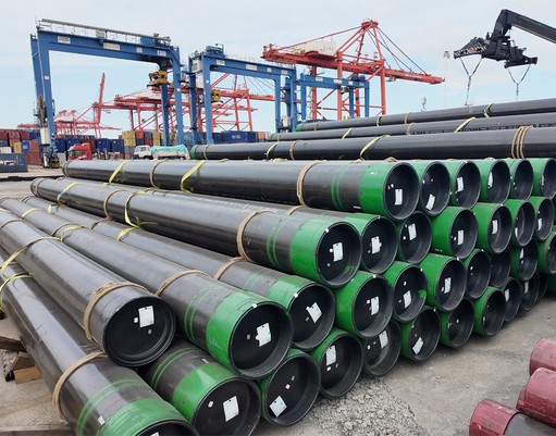 API 5CT seamless casing bundles port staging before vessel loading API 5CT seamless casing bundles port staging before vessel loading